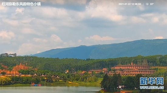 红河弥勒东风韵特色小镇。(直播画面截图)