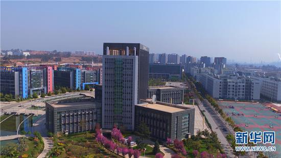 航拍下的昆明冶金高等专科学校 鲜花绽放春满校园。新华网 马航 摄