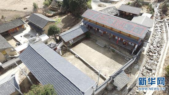 航拍东巴学校。新华网 刘馨蔚 摄