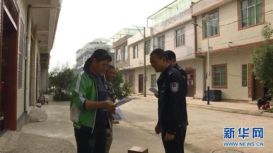 森林公安民警深入村寨开展野生动物保护宣传。(供图)