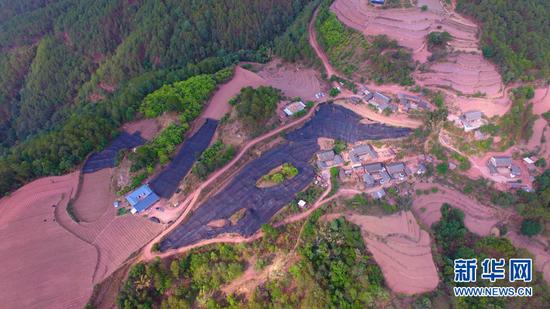 航拍爱尼山乡仓房村民小组白芨种植基地。新华网 赵普凡 摄
