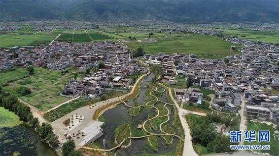 大理洱海的入湖河道阳溪及湿地风景(8月10日无人机拍摄)。