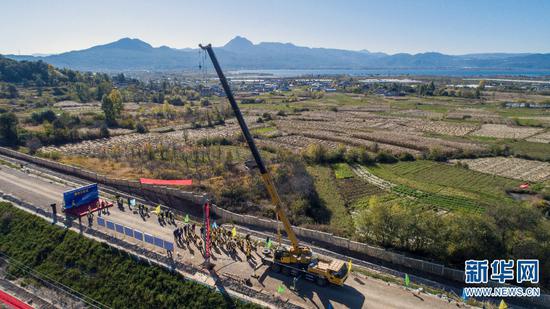 丽香铁路第一根接触网支柱施工现场