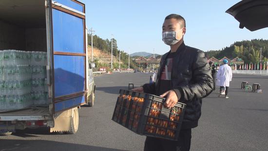 向荣企业捐赠了100箱矿泉水和几筐水果