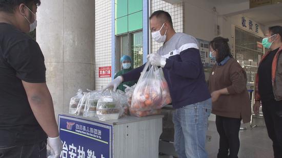爱心餐送至陇川县人民医院