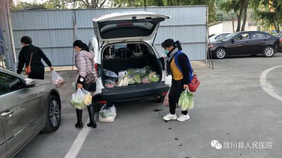 医院为患者和一线医护人员成立临时食堂 一日三餐供应,做好生活保障。