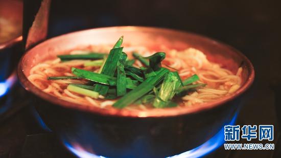 5月28日,小锅米线。新华网 刘云 摄