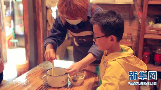 5月28日,段春萍和儿子。新华网 刘云 摄