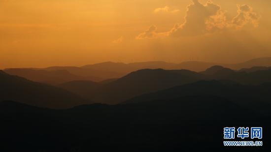9月3日,夕阳下的群山。(新华网 刘东 摄)