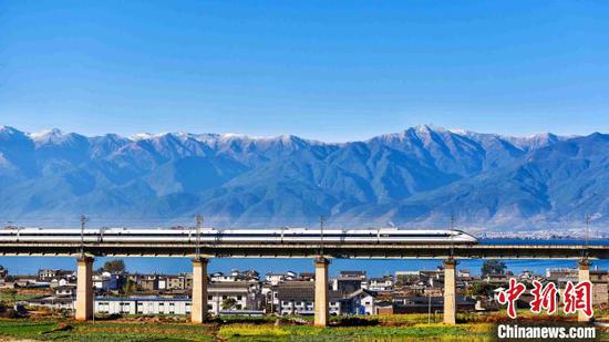 图为动车组列车经过大理苍山洱海(资料图)。 徐章位 摄