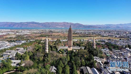 航拍视角下的大理崇圣寺三塔。