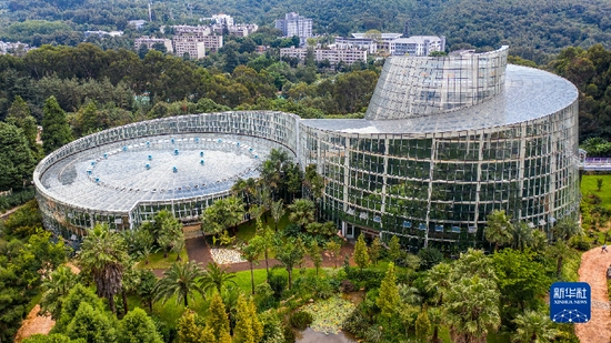 这是中国科学院昆明植物研究所昆明植物园内的“扶荔宫”生物多样性体验园一景(无人机照片,9月2日摄)。新华社记者 胡超 摄