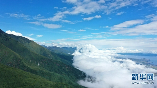 航拍镜头下苍山半山腰的云海(9月29日摄)。新华网 李浩 摄