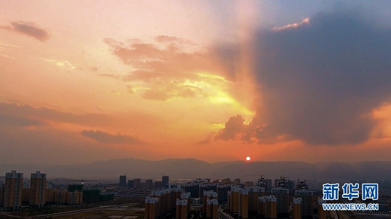 眺望夕阳下的保山城区(10月11日摄)。新华网发(郭康 摄)