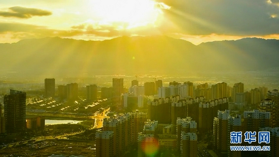 眺望夕阳下的保山城区(10月11日摄)。新华网发(蔡庆彪 摄)