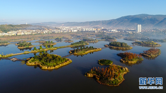 异龙湖国家湿地公园内,天蓝水湛,景色如画(2020年12月12日摄)。新华网发(张洪科 摄)
