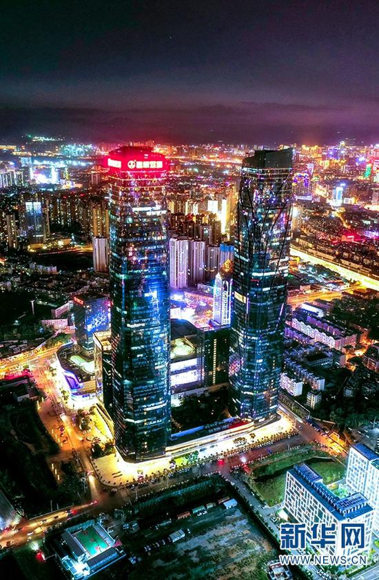 图为航拍视角下的昆明夜景(摄于6月1日)。新华网发(崔永江 摄)