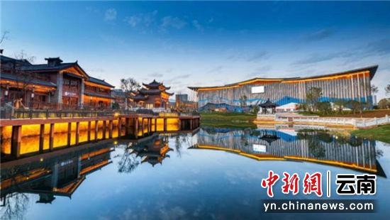 昆明融创文旅城中的雪世界(图右)与滇池后海商业街(图左)