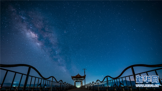 星空下的抚仙湖栈道(9月13日摄)。新华网发
