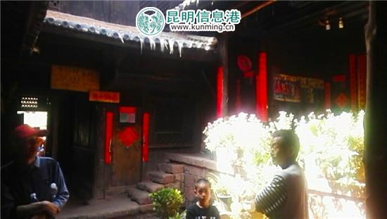 五滴水客栈内景,右侧站立男子为李文飞。记者宋建波/摄