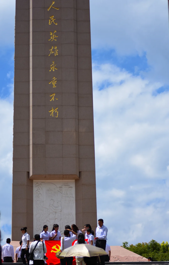 陈亚波·纪念碑下的纪念