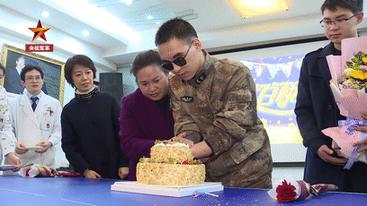 自己切生日蛋糕。视频截图