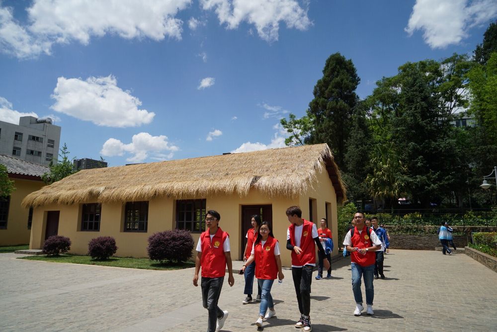 青年学生参观西南联大旧址(2019年5月4日摄)。新华社记者 秦晴 摄