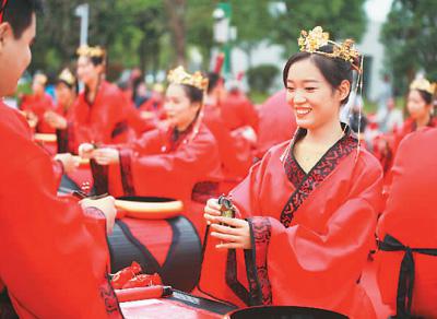 10月6日,江苏省扬州市运河三湾风景区举行“情定运河 与国同庆”集体婚礼,来自各行各业的140对新人身穿汉服在国庆佳节喜结良缘,步入婚姻的殿堂。孟德龙摄(人民视觉)