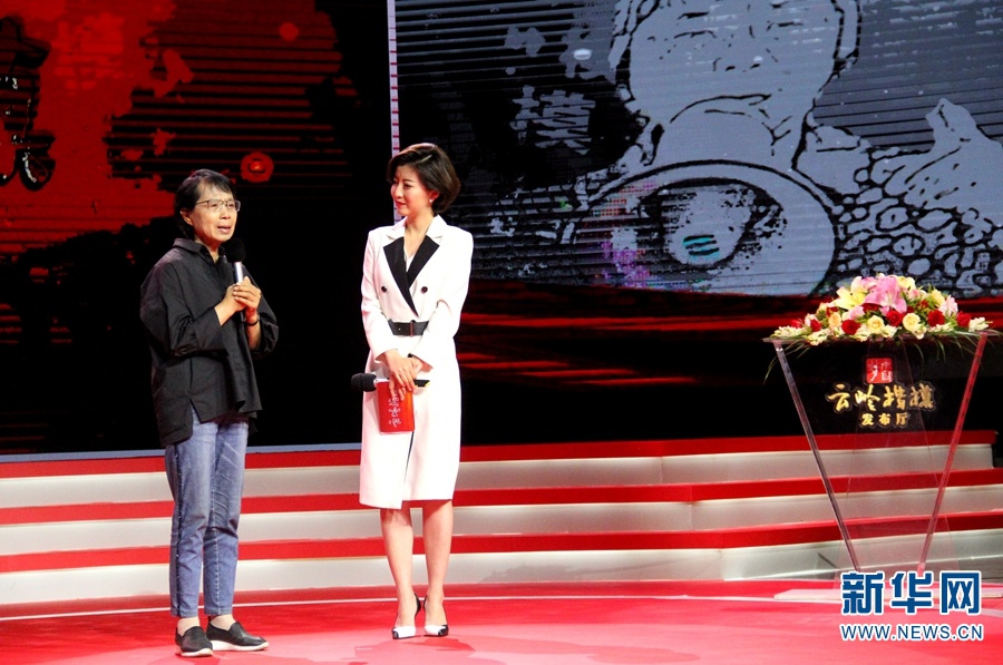 6月29日“云岭楷模”专场发布会,张桂梅(左)讲述创办女高和福利院的初衷及过程。(新华网 念新洪 摄)