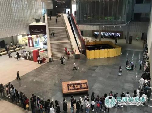 市民排队逛展。供图
