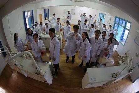 湖南医药学院临床医学院的大学生在拍摄个性照片,纪念青春岁月,为校园生活留下美好回忆。视觉中国供图(资料图片)