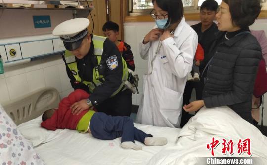 图为孩子被送到医院接受治疗。曲靖交警提供