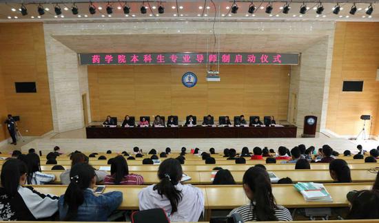 昆明医科大学药学院举行本科生导师制启动仪式。