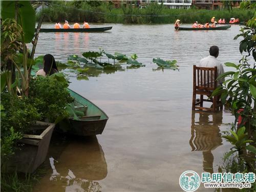 游客在普者黑景区惬意地划船或钓鱼。记者江枫/摄