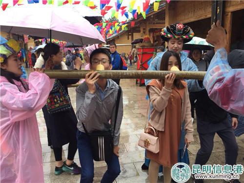 尽管下雨,也难挡游客的参与热情。实习记者张乐凡/摄