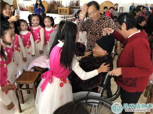 小街小学的学生们献上自己的孝心