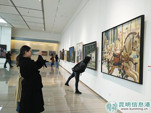 美术爱好者观看展出作品。记者孙红亮/摄