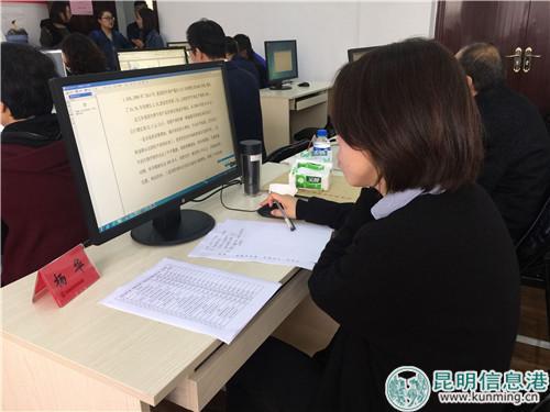 海选现场,评委正在对入围项目进行审核。记者张薇/摄