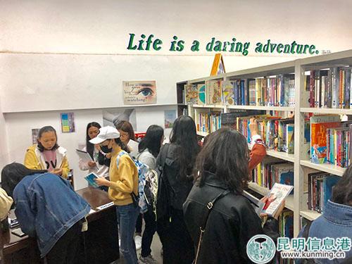 同学们踊跃借书。记者苏雯芊/摄
