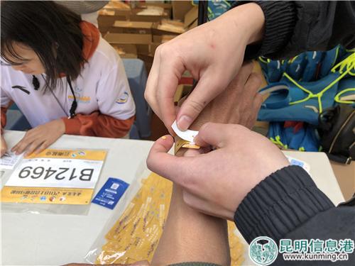 工作人员现场为参赛选手佩戴手环