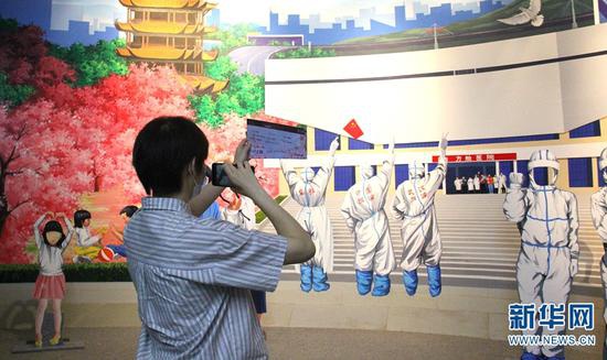 嘉宾在展厅内拍照(摄于9月30日)。(新华网 念新洪 摄)