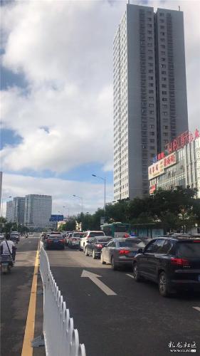 在呈贡的小伙伴说,出门右转就摆在了无名路上,这心情。
