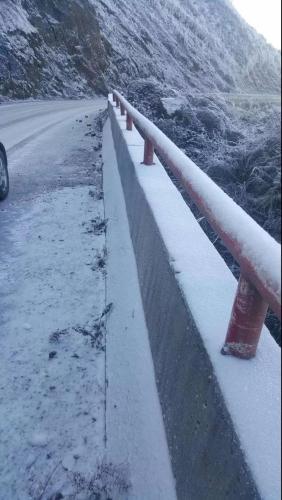 不止昭通,前两天丽江玉龙雪山也下起了雪。