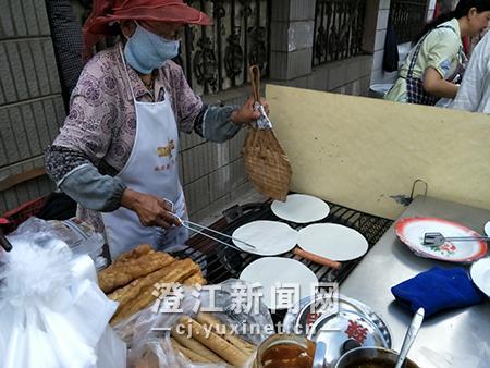 烤粑粑的赵奶奶已经60多岁,她已经卖了快40年的烧粑粑。
