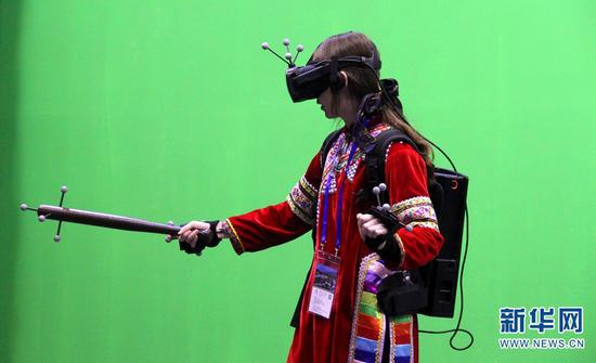 一位女士正在云南展区体验VR游戏。(新华网 念新洪 摄)