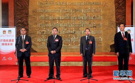 1月29日上午,云南省两会”厅局长通道“开启。(新华网 念新洪 摄)