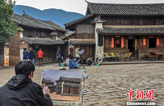 图为在沙溪古镇里写生的人。 苏金泉 摄