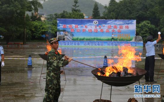 图为孟连边防大队官兵正在销毁毒品。(供图)