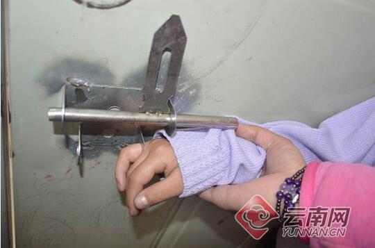 女孩手指被门栓孔套牢