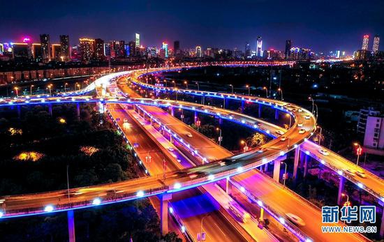 图为航拍视角下的昆明夜景(摄于6月1日)。新华网发(崔永江 摄)